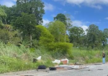 Batida entre carro e caminhão é registrada na BR-101