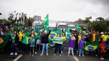 Bolsonaristas atacam perfil da Defesa por relatório, Tomamos chuva à toa