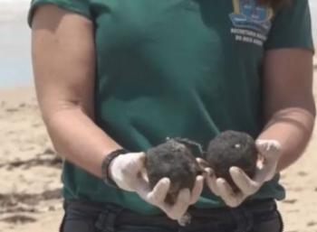 Manchas de óleo voltam a aparecer em praia de Porto Seguro