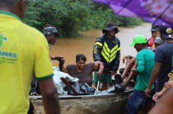 Maracás, nível de rio sobe e pessoas precisam ser resgatadas de barco