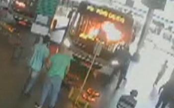 Mulher tocou fogo em motorista de ônibus após ele falar que ela tinha bafo
