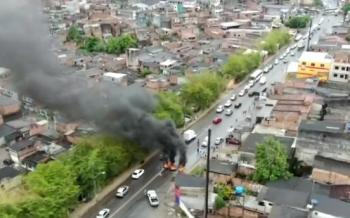 Manifestantes bloqueiam Estrada em protesto contra aumento do preço da gasolina em Salvador