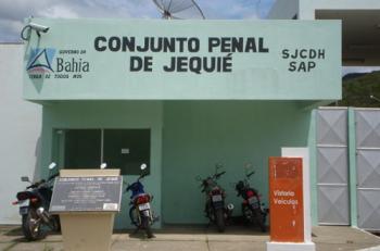 Operação policial aprende celulares e carregadores no Conjunto Penal de Jequié