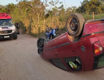 Duas pessoas ficam feridas após carro capotar na zona rural de Ipiaú