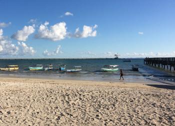 Homem morre afogado na praia de São Tomé de Paripe, em Salvador, jovem de 16 anos está desaparecido