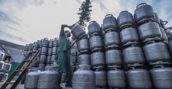 Incêndio em veículo carregado com botijões de gás fecha BR-101