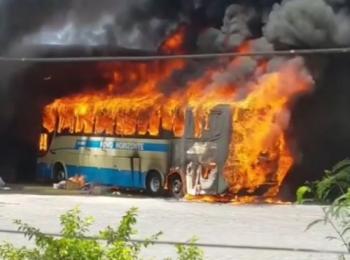 Ônibus pega fogo em rodoviária e prefeitura interdita terminal
