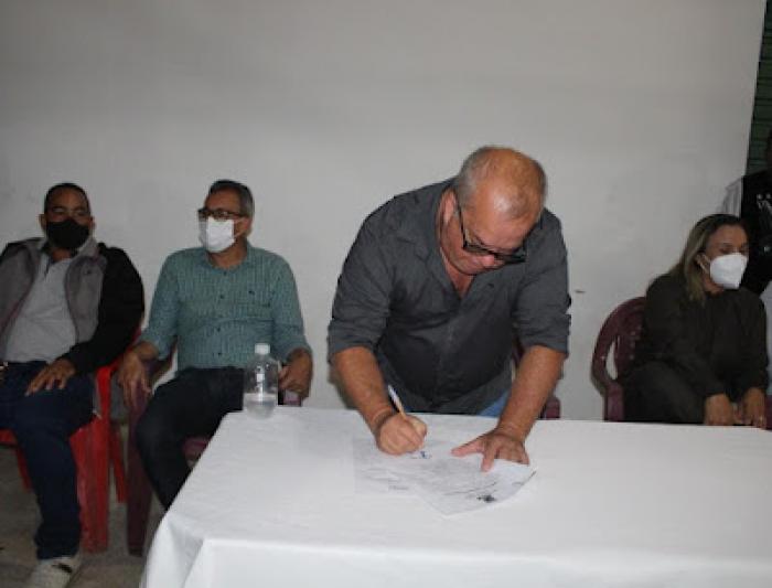 Prefeito Marquinhos autoriza o início de três obras e anuncia mais onze obras para 2021 Prefeito Marquinhos autoriza o início de três obras e anuncia mais onze obras para 2021