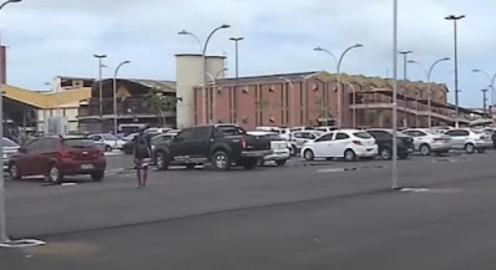 Homem tem gasolina de seu carro roubada em estacionamento de mercado municipal