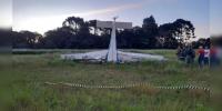 Empresário morre após aeronave pilotada por ele cair de bico em campo de futebol
