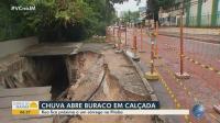 Buraco com cerca de 5 metros de profundidade em calçada na Pituba
