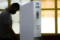 TSE decide que eleitor deve entregar celular a mesário antes de entrar na cabine de votação