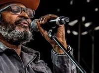 Guitarrista de Edson Gomes tem parada cardíaca no palco
