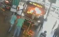 Mulher tocou fogo em motorista de ônibus após ele falar que ela tinha bafo
