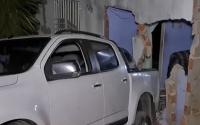 Itabuna, Adolescente perde controle do carro e invade casa