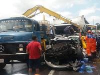 Acidente entre caminhões e carro deixa três pessoas feridas na BR-324