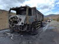 Carreta foi devorada pelo fogo no semi-anel viário de Jequié