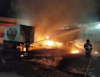 Incêndio destrói veículos em pátio da empresa Gameleira em Jequié