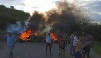 Manifestantes inteditam trecho da BR-330 protestando contra decisão judicial
