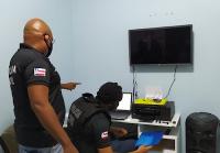 Homens são presos por divulgar fotos íntimas de mulher por vingança