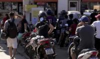 Brasileiros cruzam fronteira e fazem fila para abastecer na Argentina a R$ 3,10 por litro