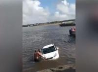 Porto Seguro: Carro com turistas desce rampa de balsas e vai parar dentro de rio
