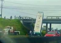 Ônibus cai de viaduto na BR 324 durante a madrugada em Salvador