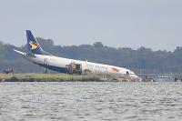 Pouso dá errado e avião de carga para à beira de lago na França