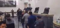 Vereadores de Feira de Santana trocam agressões físicas dentro de plenário