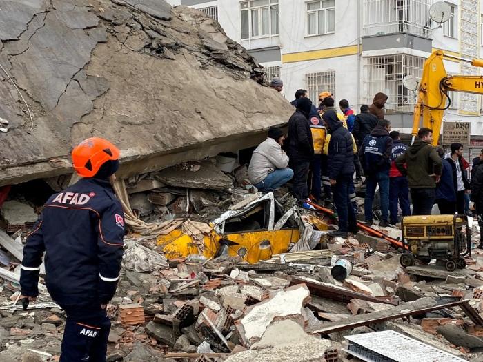 Terremoto de magnitude 7,8 deixa mais de 1,6 mil mortos na Turquia e na Síria